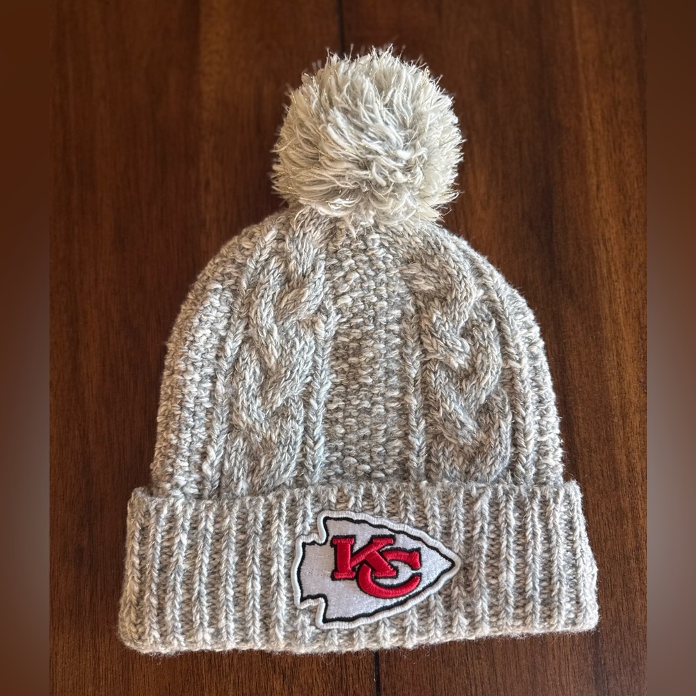 New Era Women’s Gray Gold Shimmer Kansas City Chiefs Swift Cable Knit Pom Hat